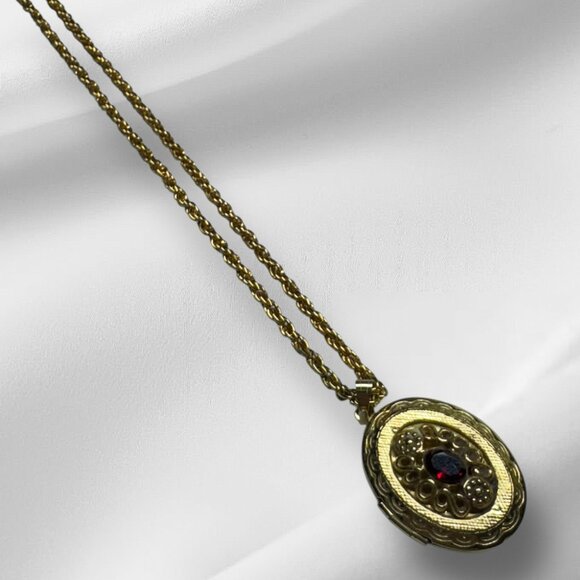 Gold Tone Chain Necklace Oval Photo Locket and Red Stone Marked ADF - Picture 7 of 9